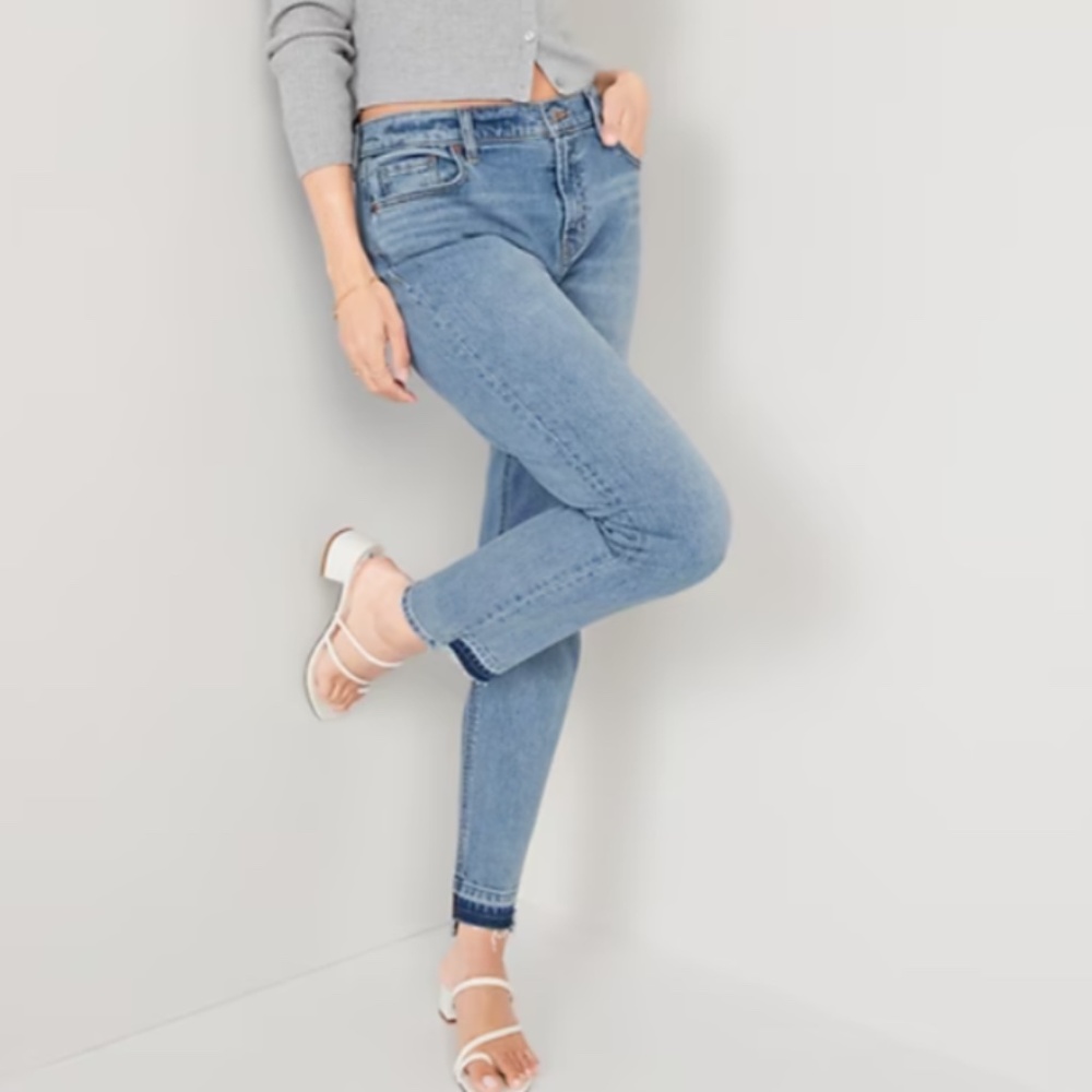 Old Navy Mid-Rise Boyfriend Straight Cut-Off Jeans Kacee